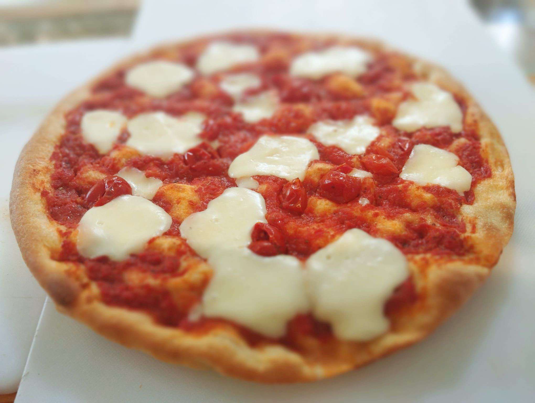 Focaccia genovese appena sfornata in spiaggia a Ibiza